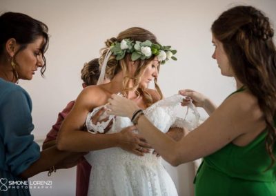 vestizione della sposa al Matrimonio country chic in Villa Pesenti Agliardi, Bergamo