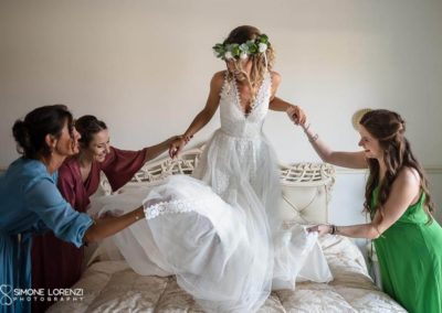 preparazione sposa con amiche al Matrimonio country chic in Villa Pesenti Agliardi, Bergamo