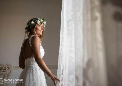 ritratto sposa alla finestra al Matrimonio country chic in Villa Pesenti Agliardi, Bergamo