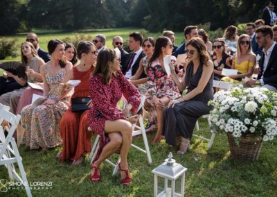 belle invitate in attesa al Matrimonio country chic in Villa Pesenti Agliardi, Bergamo