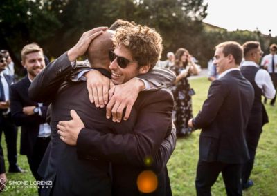 abbracci degli invitati al Matrimonio country chic in Villa Pesenti Agliardi, Bergamo