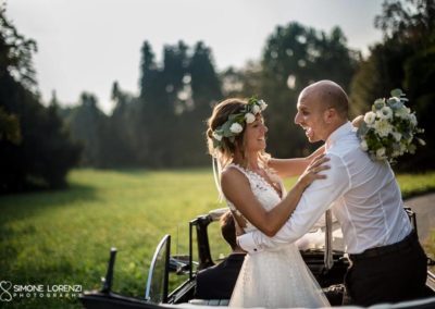 sposi sull'auto al Matrimonio country chic in Villa Pesenti Agliardi, Bergamo