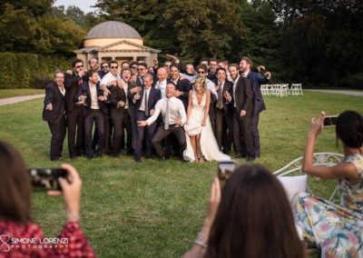 foto di gruppo amici degli sposi rubata al