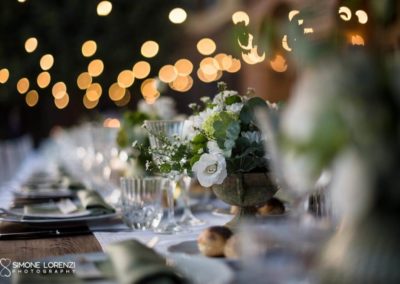 dettagli degli allestimenti del tavolo imperiale e luci all'americana al Matrimonio civile in Villa Pesenti Agliardi, Bergamo