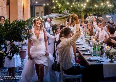 ingresso della sposa alla cena acclamata con tovaglioli sventolati al Matrimonio civile in Villa Pesenti Agliardi, Bergamo