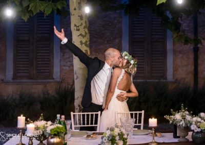 bacio degli sposi durante la cena al Matrimonio civile in Villa Pesenti Agliardi, Bergamo