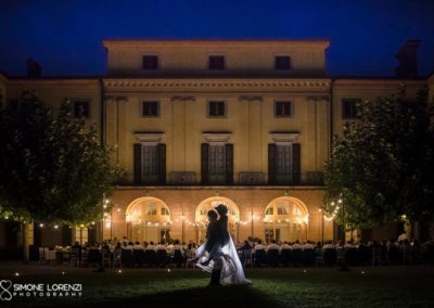 sposa in braccio allo sposo al Matrimonio serale in Villa Pesenti Agliardi, Bergamo