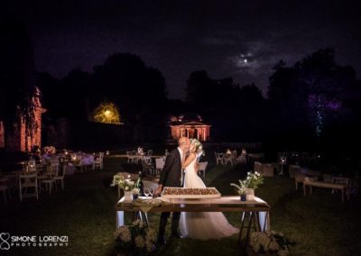 taglio della torta romantico al Matrimonio civile in Villa Pesenti Agliardi, Bergamo