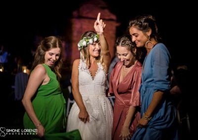 sposa e amiche che ballo al Matrimonio civile in Villa Pesenti Agliardi, Bergamo