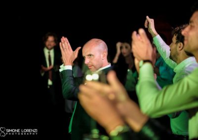 sposo e uomini danzanti durante il Matrimonio civile in Villa Pesenti Agliardi, Bergamo